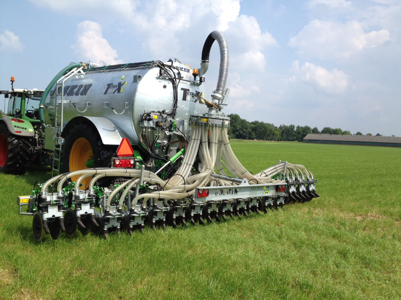 Organische mest uitrijden//organic fertilizer