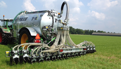 Toediening van Top Flow Entec FL aan rundveedrijfmest bij het uitrijden
Mixing Top Flow Entec FL to manure